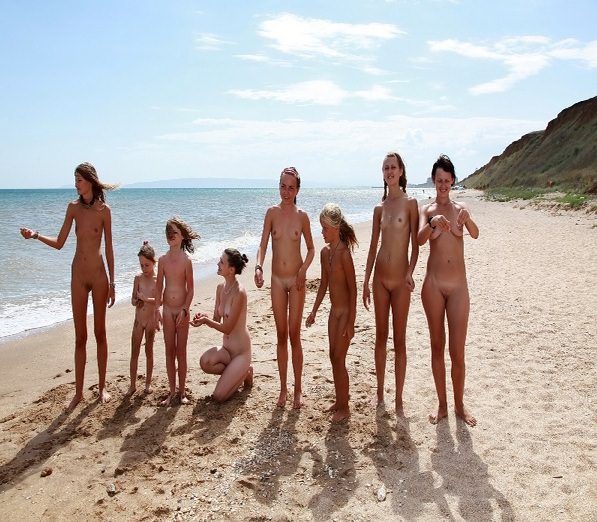 Photoset of nudists on a beach