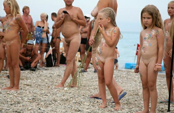 Purenudism new photo - European group nudism